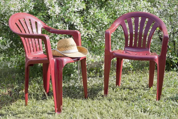 Cadeiras de plástico no jardim — Fotografia de Stock