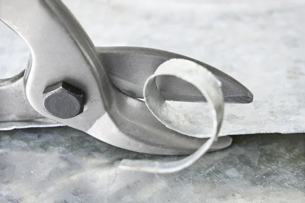Nożyczki pocięte paski metalu — Zdjęcie stockowe