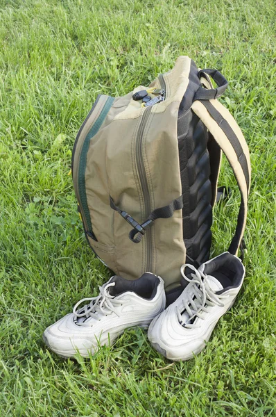 Backpack and sneakers tourists — Stock Photo, Image