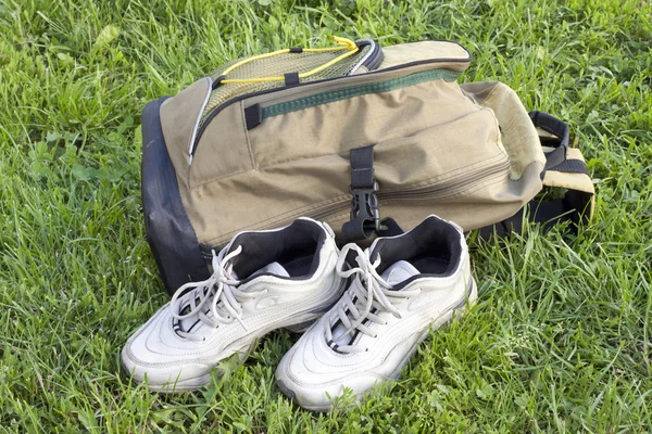 Backpack and sneakers tourists — Stock Photo, Image