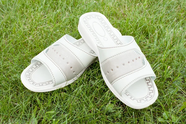 Sandaler på gräsmattan — Stockfoto