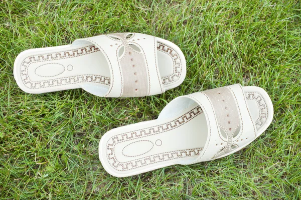 Sandálias no gramado — Fotografia de Stock