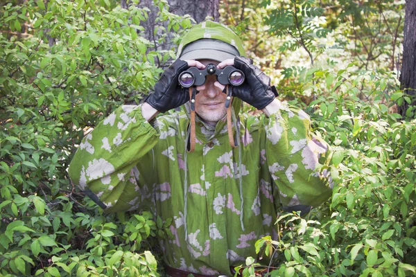 The observer in the woods — Stock Photo, Image