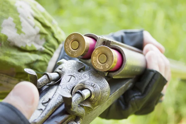 Hunter charges the gun — Stock Photo, Image