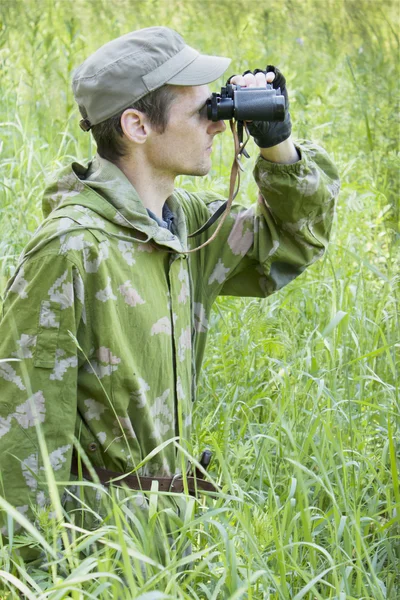Obserwator w lesie — Zdjęcie stockowe