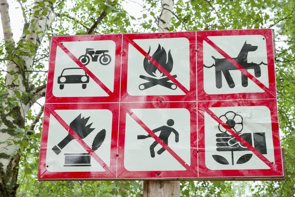 Запрещающие знаки в парке — стоковое фото