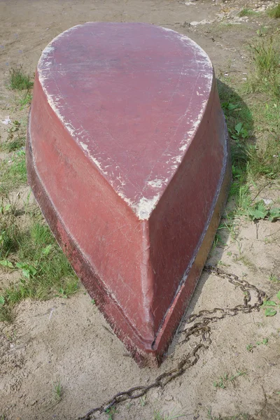 Das alte Boot kippte am Ufer um — Stockfoto