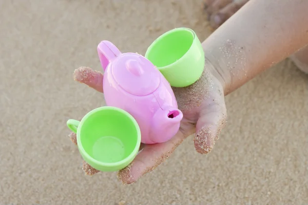 Tazas de juguete en la mano del bebé — Foto de Stock