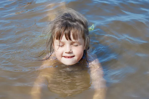 Bebek kız nehirde Yüzme — Stok fotoğraf