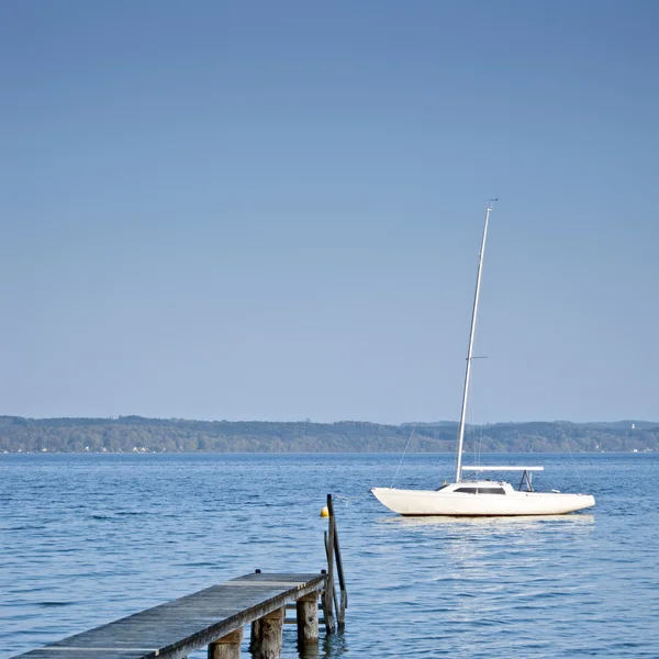Barco e molhe — Fotografia de Stock