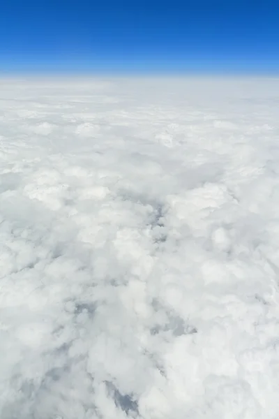 Lot nad chmury — Zdjęcie stockowe