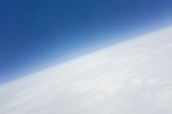 Πτήση πάνω από τα σύννεφα — Φωτογραφία Αρχείου
