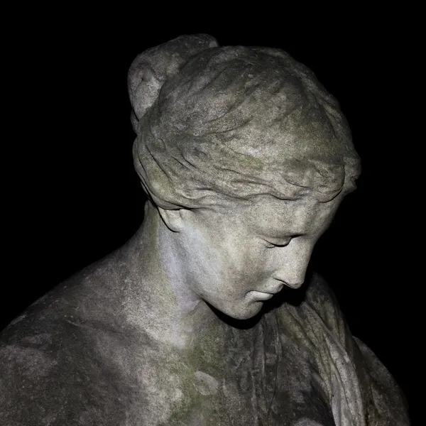 Ledsen kvinna staty — Stockfoto