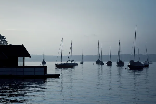 Лодки ранним утром — стоковое фото