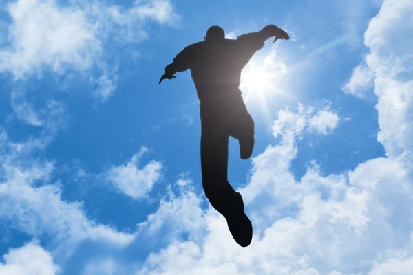 明るい太陽の下の男ジャンプ — ストック写真