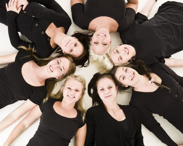 Gruppe junger Frauen — Stockfoto