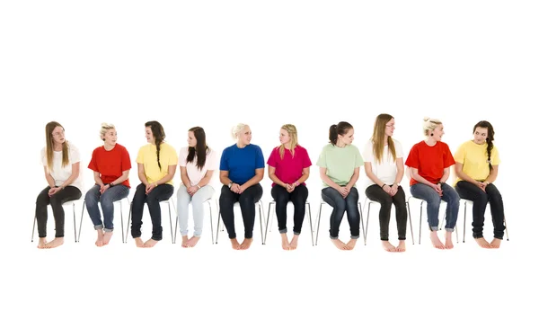 Skupina žen na židlích v řádku — Stock fotografie