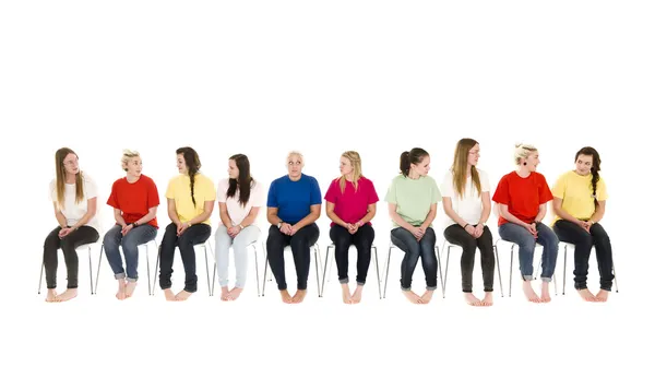 Groep van jonge vrouwen op stoelen — Stockfoto
