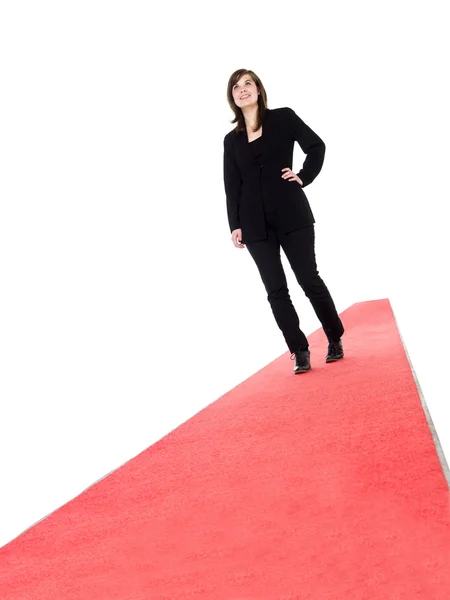 Усміхнена дівчина ходить на червоному килимі — стокове фото