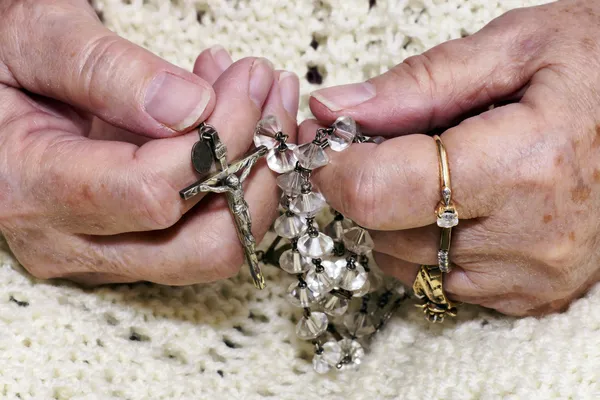 Mani che tengono rosario — Foto Stock