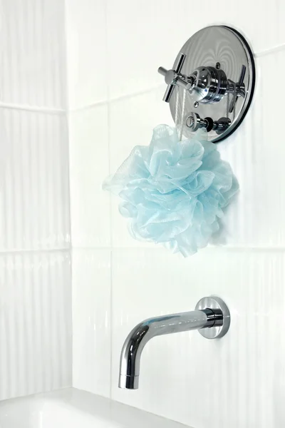 Torneiras de chuveiro de banho de azulejos brancos — Fotografia de Stock