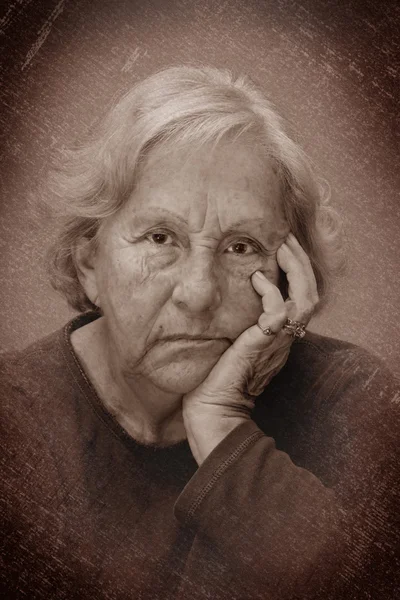 Drammatico anziana donna imbronciata ritratto — Foto Stock