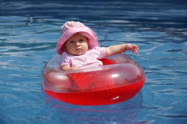 kız bebek plastik tekne
