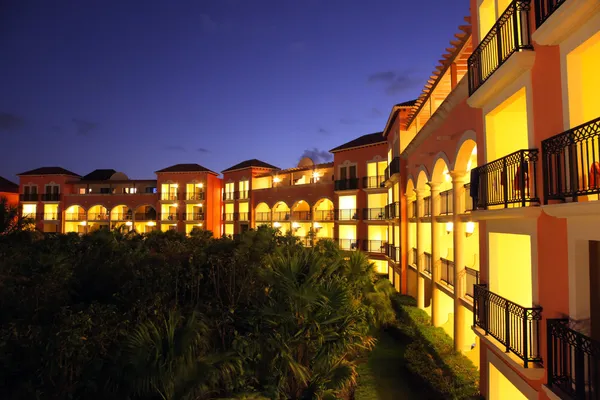 Tropisches Resort bei Sonnenuntergang — Stockfoto