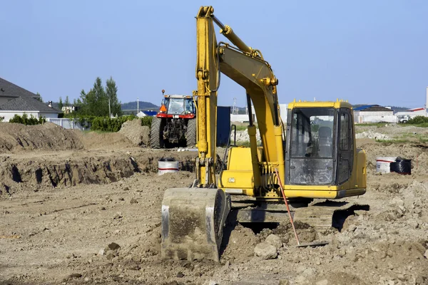 Excavadora amarilla en el sitio de trabajo grande — Foto de Stock