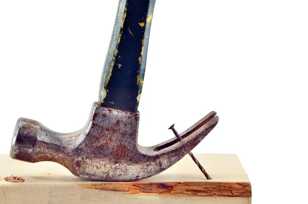 Rostiger Hammer zieht einen Nagel heraus — Stockfoto