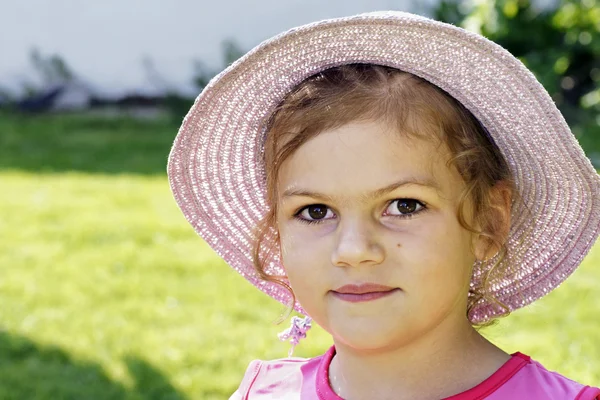 Leende liten flicka med halm solhatt — Stockfoto