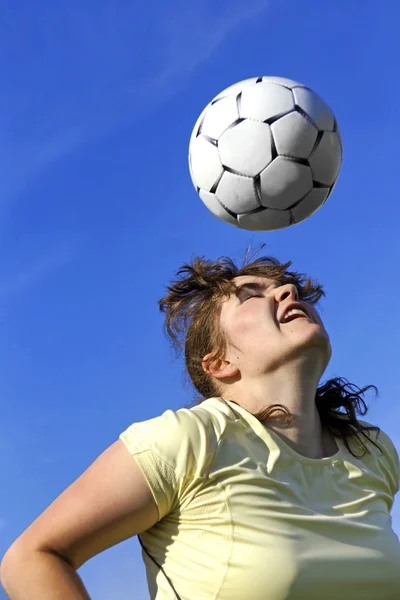 Header by young woman soccer player — Stock Photo, Image