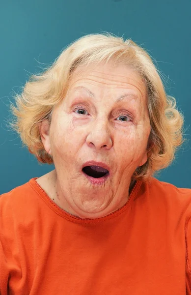Удивлённая пожилая женщина — стоковое фото