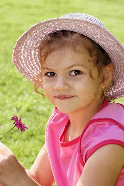 Niedliches kleines Mädchen mit Blume — Stockfoto