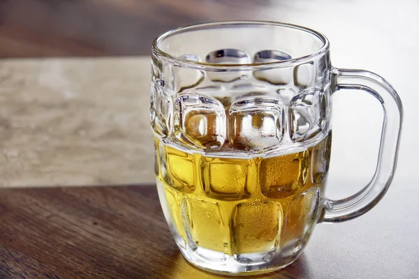 Soğuk bir bira cam bock içinde yenileniyor — Stok fotoğraf