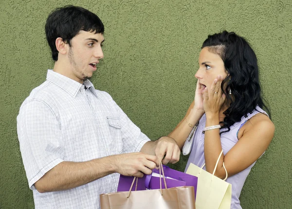 Casal jovem discutindo sobre compras — Fotografia de Stock