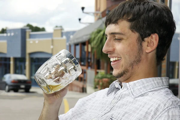 Mutlu genç adam içme — Stok fotoğraf