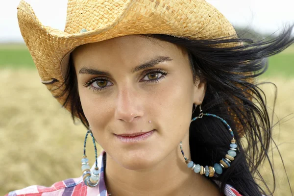 Vacker brunett cowgirl porträtt — Stockfoto