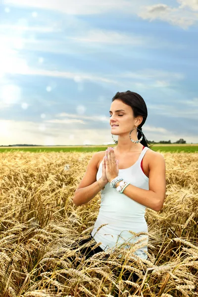 Meditating in the field — Stock Photo, Image