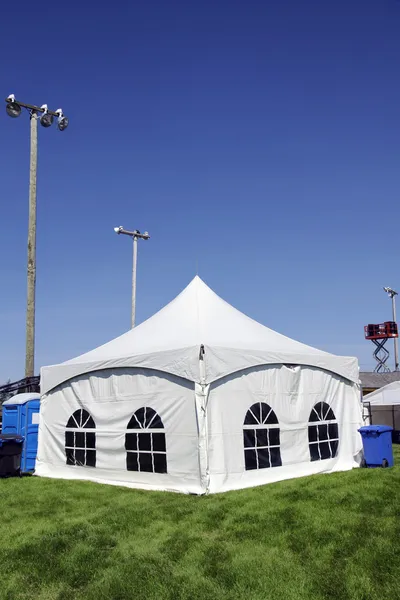 草の縦の白いテント — ストック写真