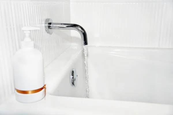Badezeit im weißen Badezimmer — Stockfoto