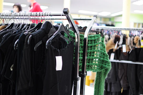Rack con vestiti — Foto Stock