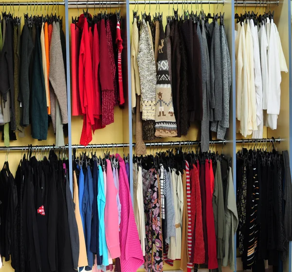 Racks com roupas — Fotografia de Stock