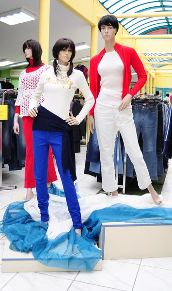 Kunststof mannequins in kleding winkel — Stockfoto