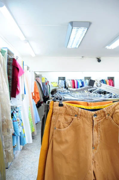 Rack com roupas — Fotografia de Stock