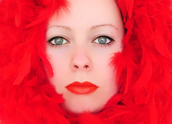 Mulher com penas vermelhas — Fotografia de Stock