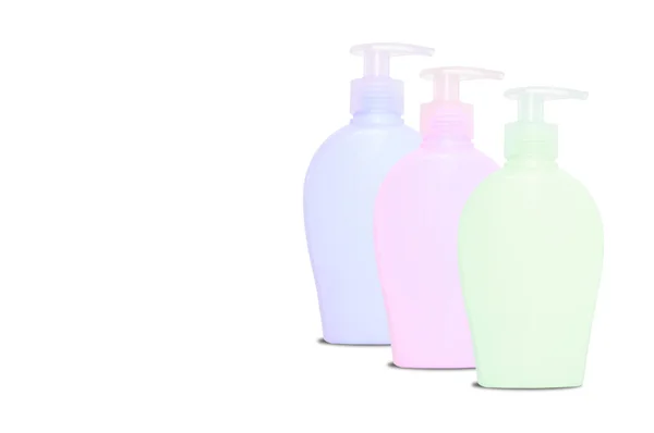 Tři prázdné barevné mýdlo dispencers s copyspace — Stock fotografie