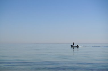 iki adam bir motorlu tekne deniz