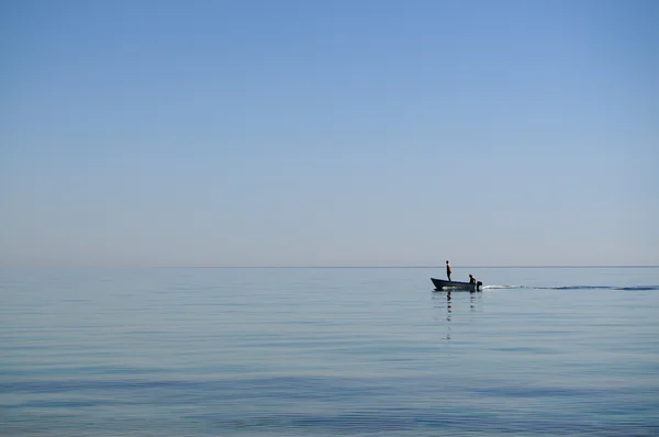 Twee mannen op een motor boot in de zee — Stockfoto