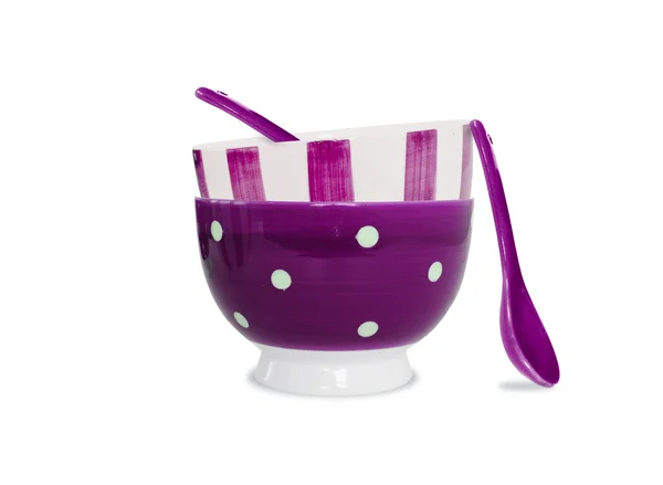 Фиолетовые чаши и ложки на белом фоне — стоковое фото